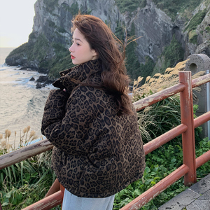 时尚设计感豹纹羽绒服女冬季2024新款超好看印花白鸭绒保暖面包服图片