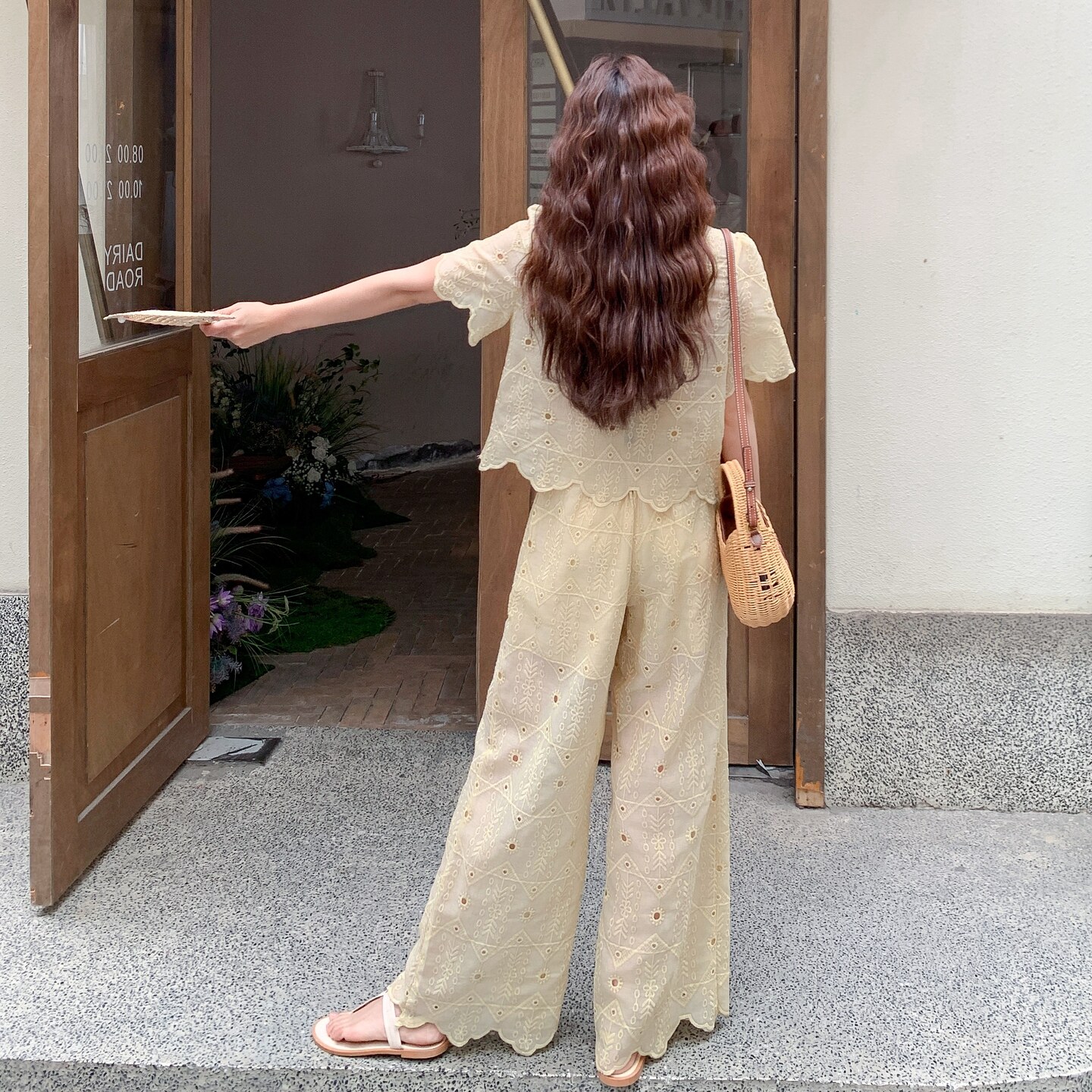 浅黄色镂空刺绣套装女2025夏季新款法式甜美风衬衫阔腿裙裤两件套,女装套装/套裙,2C218