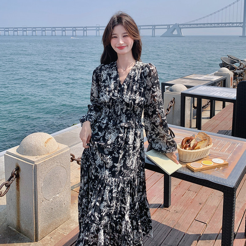 法式减龄收腰V领碎花连衣裙女春秋2025新款流行爆款漂亮洋气长裙,女装连衣裙,2C375
