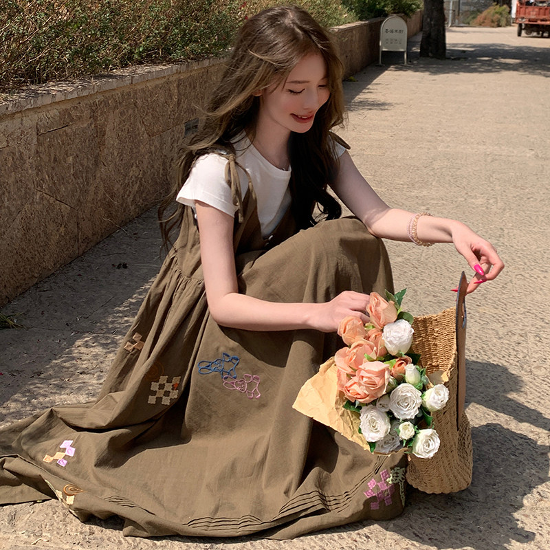 刺绣吊带连衣裙2025新款女夏季气质高级感法式显瘦无袖吊带裙,女装连衣裙,2C177