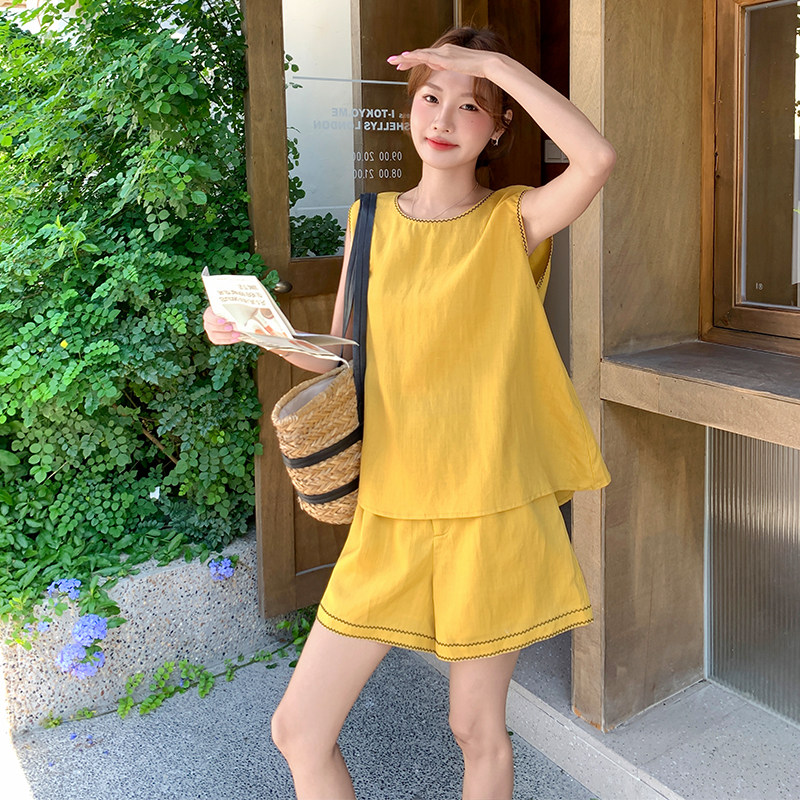黄色简约随性套装女2025夏新款今年流行小个子休闲背心短裤两件套图片