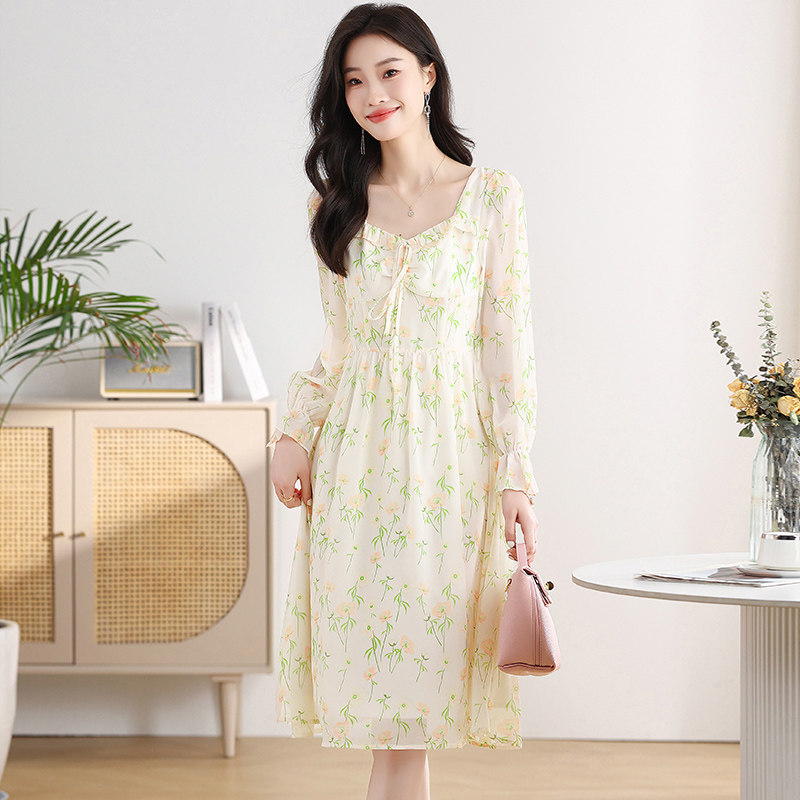 2025新款春装法式复古通勤印花显瘦方领碎花连衣裙,女装连衣裙,丽莎妳雅