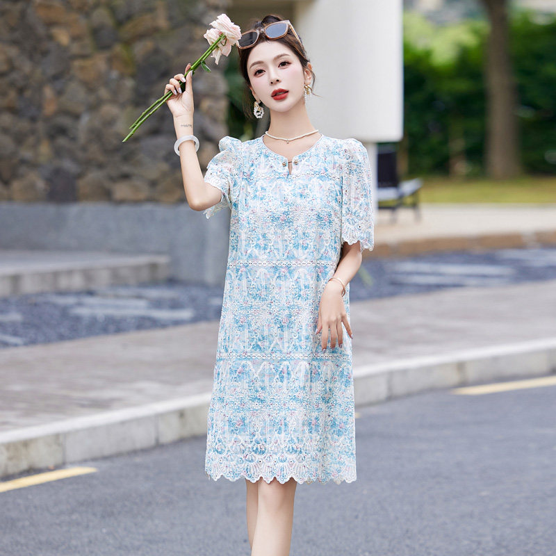 2025新款夏装V领泡泡袖显瘦减龄蕾丝镂空刺绣连衣裙,女装连衣裙,丽莎妳雅