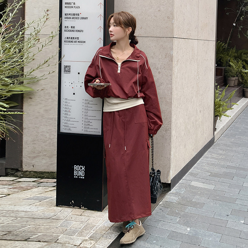 甜酷系红冲锋衣套装裙女初秋2025新款今年流行半身裙两件套,女装套装/套裙,2C206