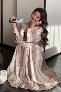 茶歇法式碎花连衣裙女2024秋季新款今年流行漂亮气质收腰显瘦长裙图片