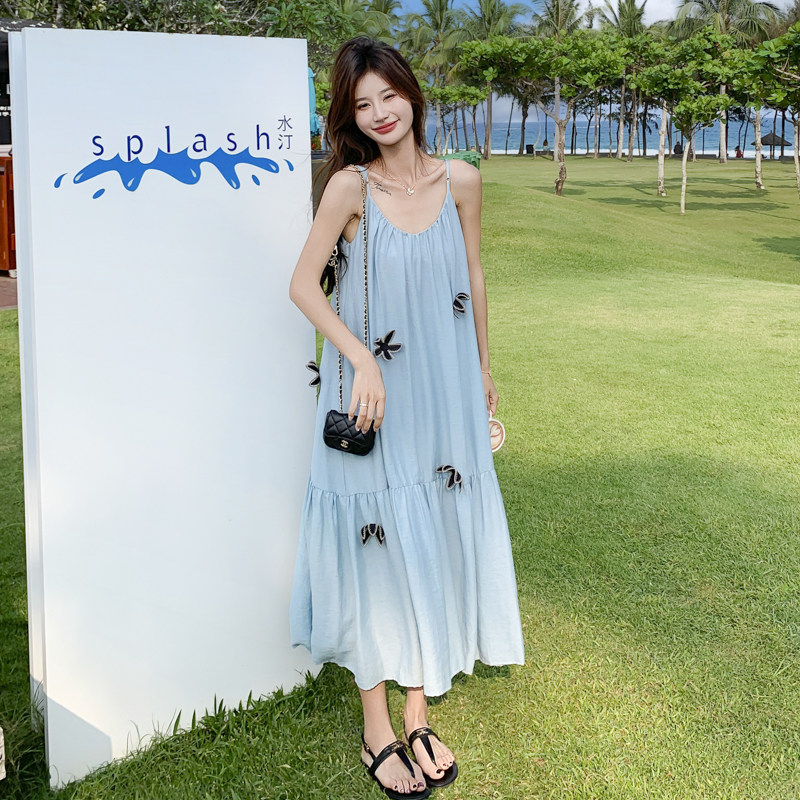 蓝色立体花朵连衣裙女2025年夏季新款独特漂亮海边度假风吊带长裙图片