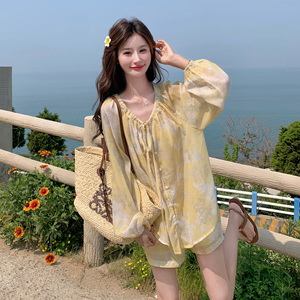 甜美度假风系带防晒上衣套装女2025夏季新款超好看休闲短裤两件套图片
