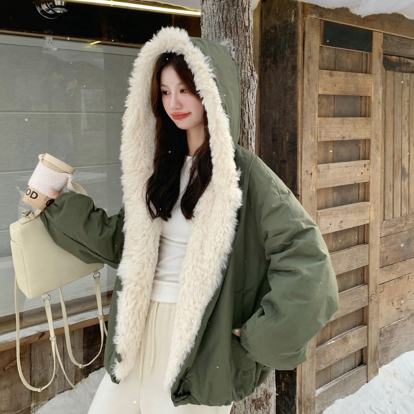 军绿色大毛领连帽派克棉服女冬季加厚保暖牛角扣连帽毛绒短外套,女装派克服,2C166
