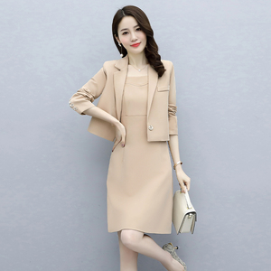 2025春季新款简约纯色西装领气质两件套连衣裙，女装套装/套裙，自然秀图片