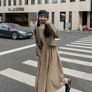 时髦假两件咖色西装领连衣裙女秋2025新款复古设计感pu皮拼接长裙图片