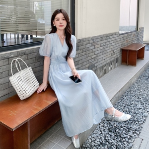 甜美泡泡袖V领气质连衣裙女2025夏季百搭高腰显瘦浅蓝色A字连衣裙图片
