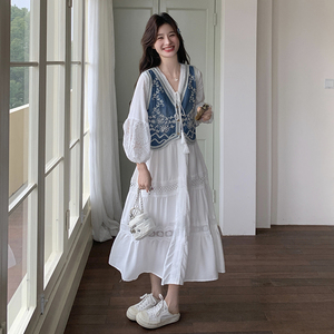 文艺风穿搭白色长袖连衣裙配牛仔马甲女春秋超火好看绝美长裙套装图片