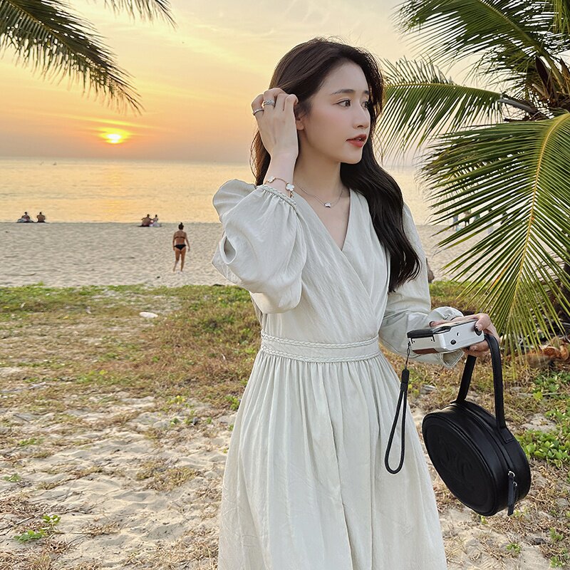 米杏色设计感V领连衣裙女2023夏季新款法式温柔风高级感茶歇裙子,女装连衣裙,2C203