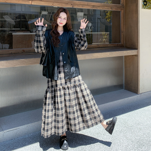 韩系休闲复古皮衣马甲两件套连衣裙女秋一整套穿搭显瘦格子长裙图片