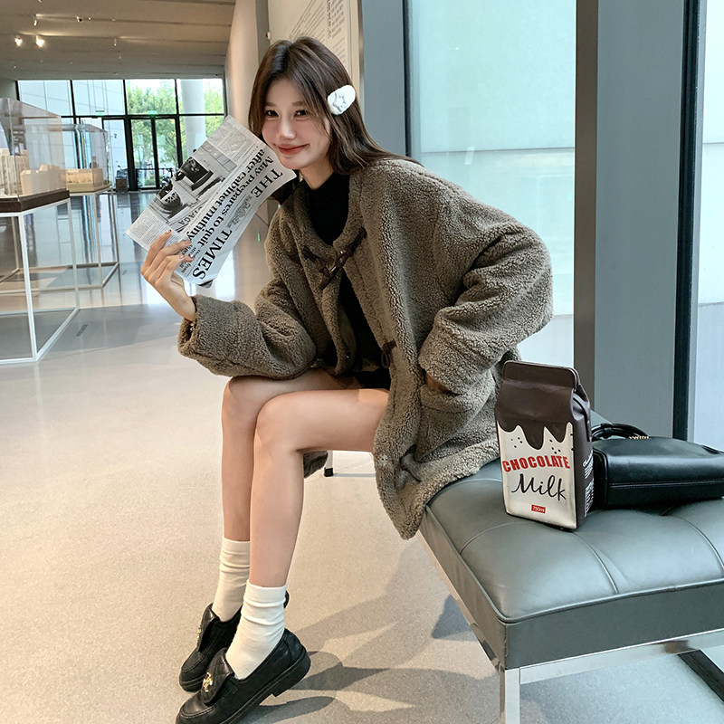 韩系减龄加厚牛角扣羊羔毛外套女2025年冬季新款显瘦保暖棉服棉袄,女装毛呢外套,2D043