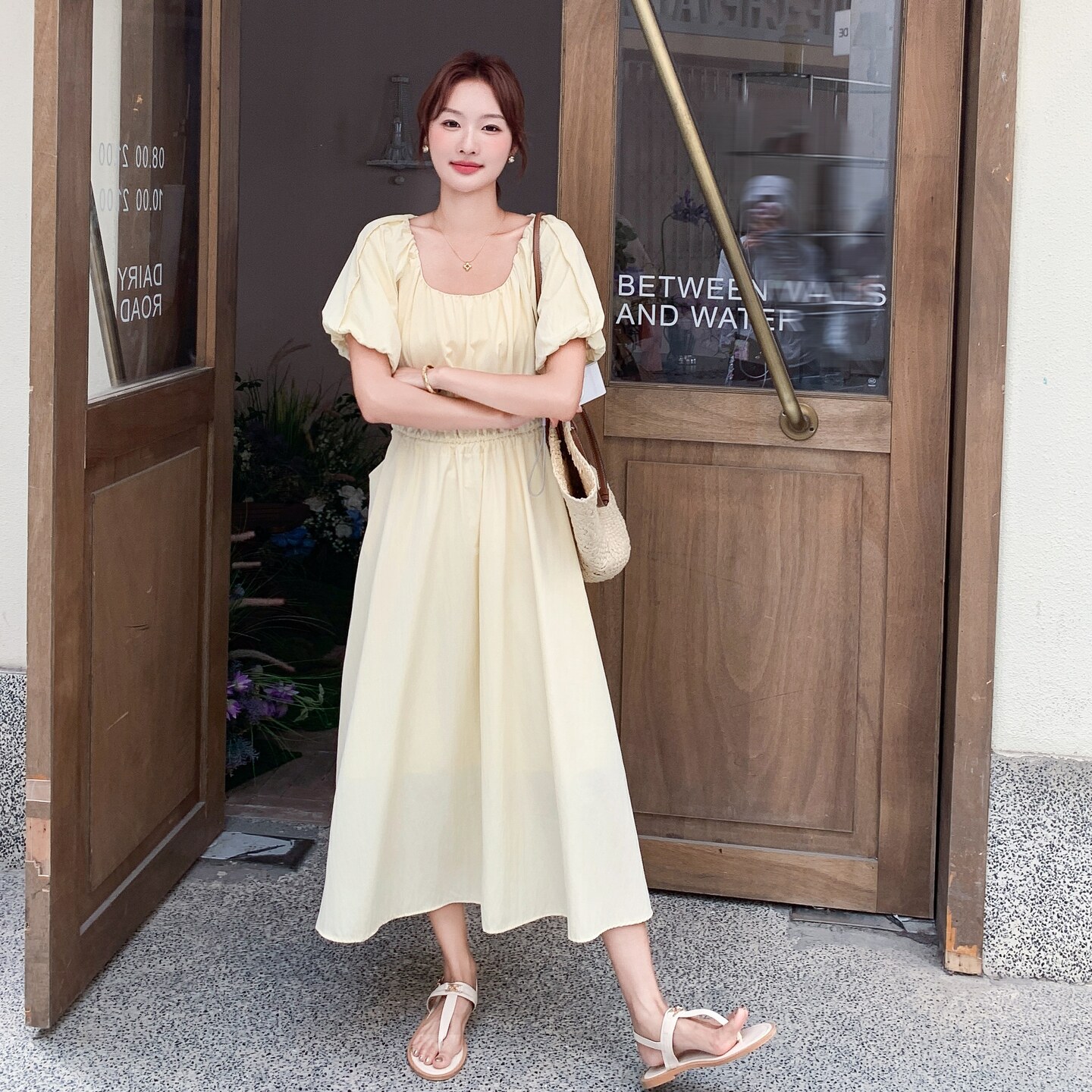 奶黄色法式优雅设计感圆领连衣裙女夏季新款复古气质泡泡袖A字裙,女装连衣裙,2C212