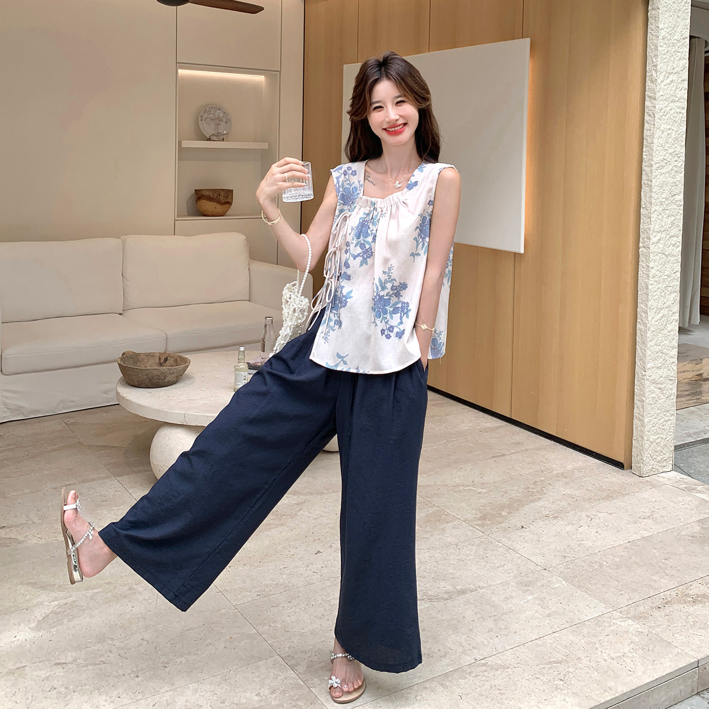 温柔系穿搭显瘦刺绣印花马甲套装女夏新款藏青色休闲阔腿裤两件套图片