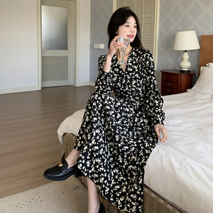 黑色法式碎花V领连衣裙女2025年秋季新款气质显瘦高级感茶歇长裙图片