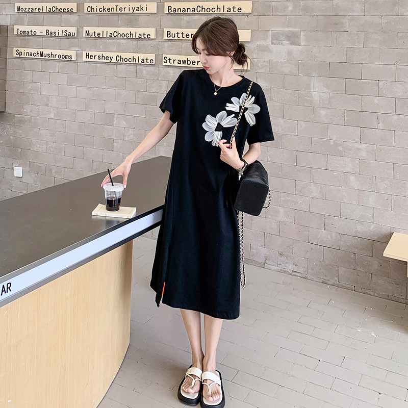 韩系休闲黑色连衣裙女夏2025新款别致立体绣花宽松显瘦直筒t恤裙图片