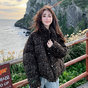 时尚设计感豹纹羽绒服女冬季2024新款超好看印花白鸭绒保暖面包服图片