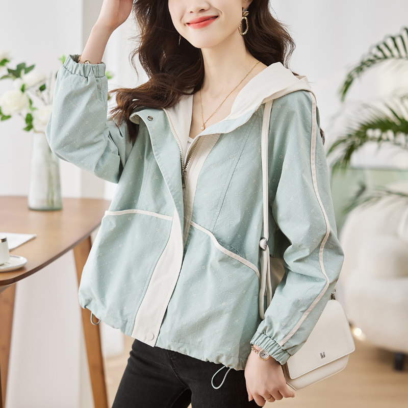 印花外套2025秋装新款女时尚短款连帽休闲口袋设计感拼接上衣,女装短外套,唯婧