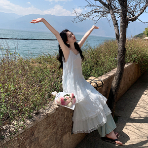 小清新海边白色吊带连衣裙女2025夏季新款温柔风调节领蛋糕长裙子图片