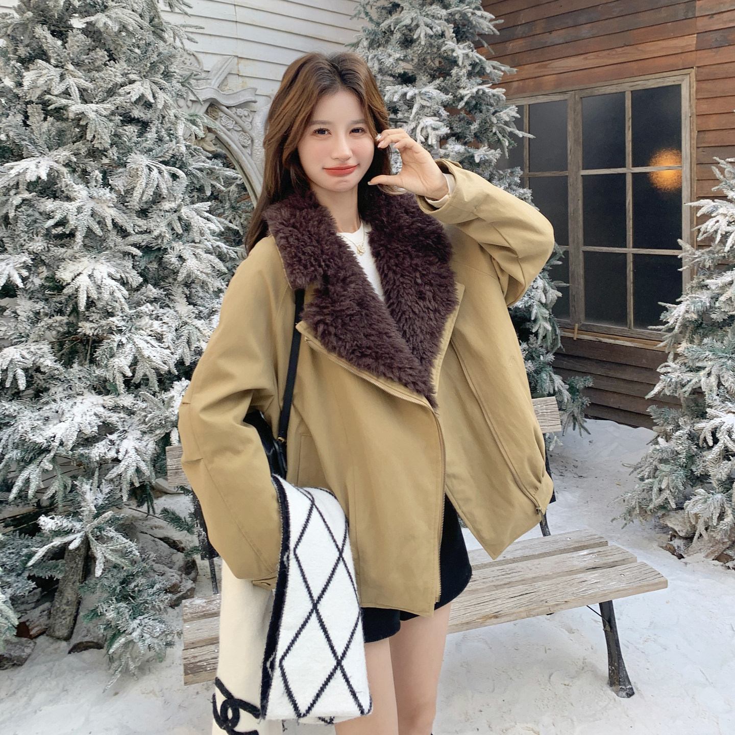 韩系毛绒拼接派克羽绒服女冬卡其色保暖加厚大翻领宽松白鸭绒外套,女装派克服,2C166