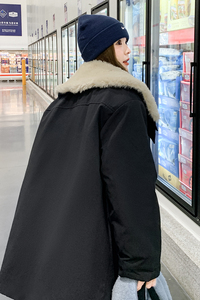 黑色大翻领羊羔毛工装派克服女冬季新款今年流行爆款加厚棉服外套图片