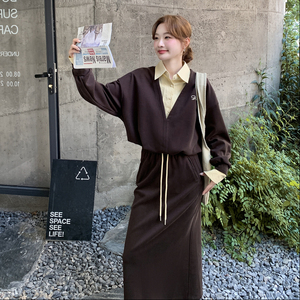 咖色衬衫拼接假两件卫衣套装裙女2025秋新款复古显瘦半身裙两件套图片