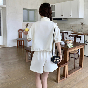 运动休闲穿搭短袖套装女夏2025超火好看米灰色立领上衣短裤两件套图片