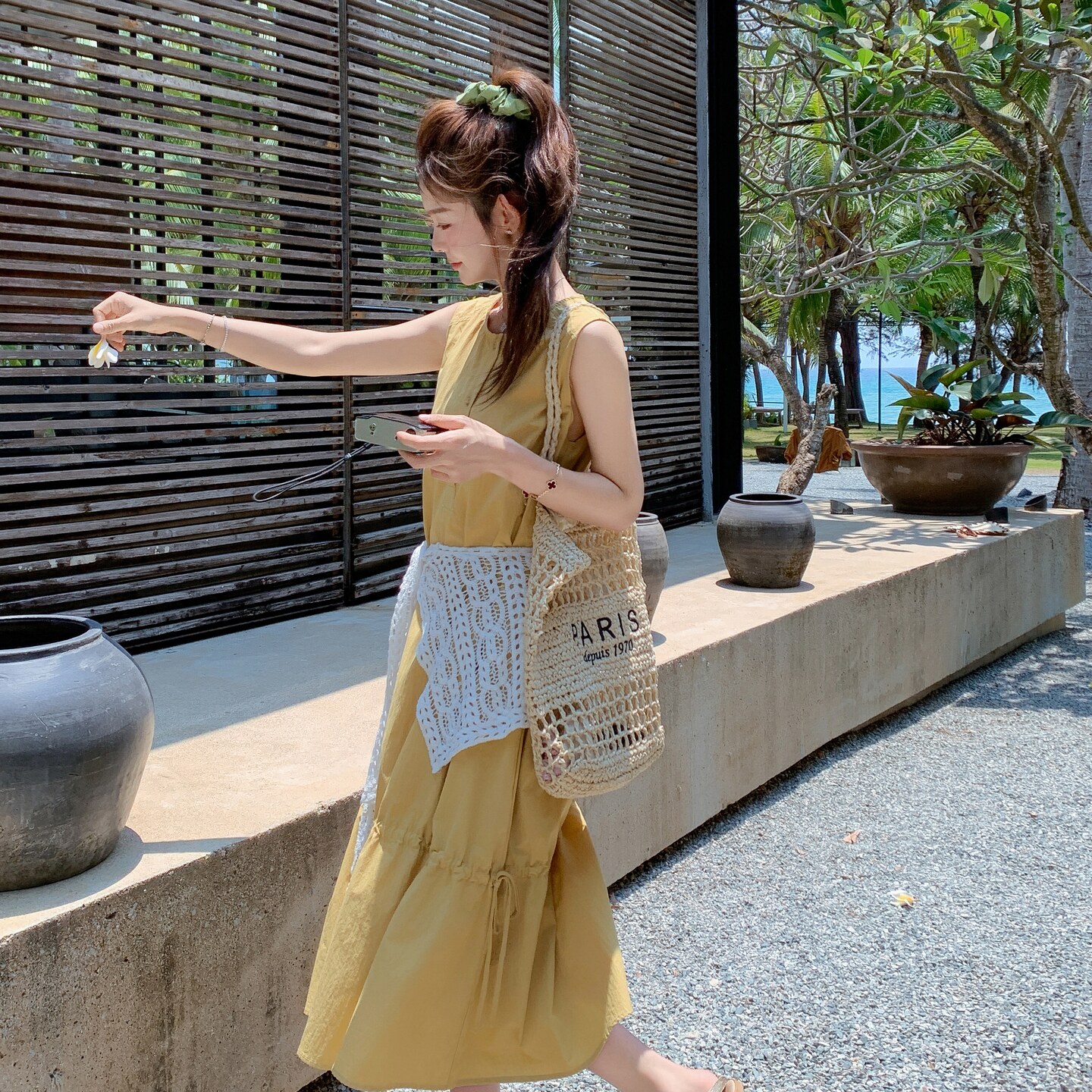 2025巨好看的黄色减龄连衣裙女夏季新款松弛感韩系抽绳无袖A字裙,女装连衣裙,2C166