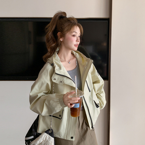 浅绿色撞色贴标冲锋衣外套女2025春秋季新款韩版显瘦连帽夹克上衣图片