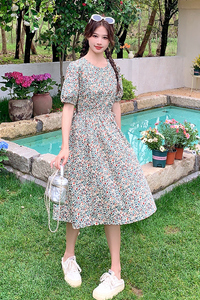 碎花连衣裙女2025新款夏季法式泡泡袖圆领短袖系带收腰中长款裙子图片