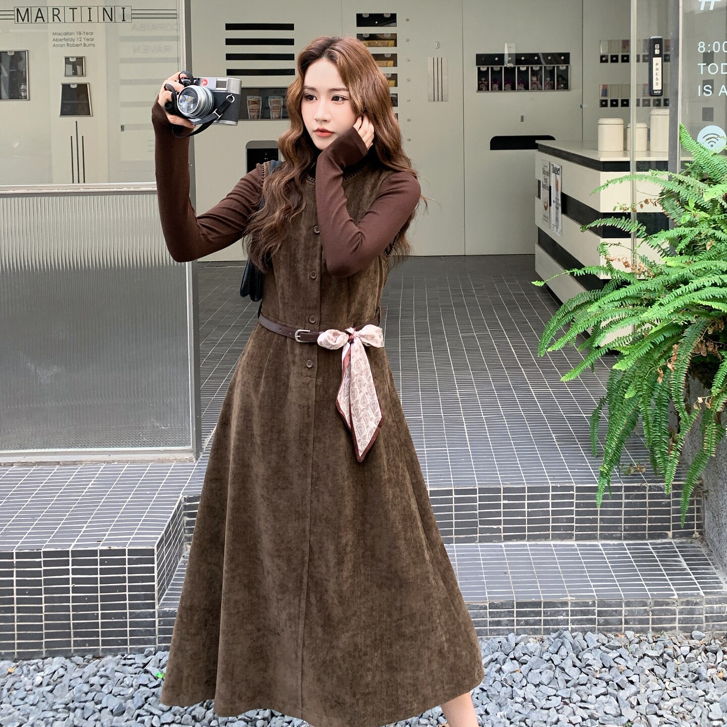 美拉德咖色时髦复古风套装裙女秋季2025年新款打底衣背心裙两件套,女装连衣裙,2D045