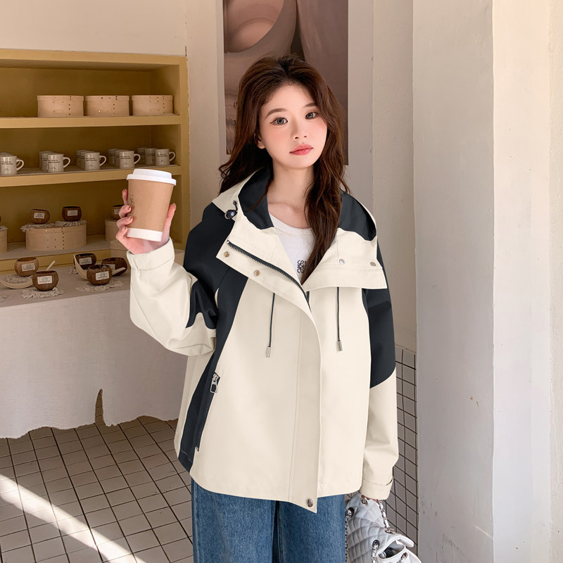 户外风高级白色连帽冲锋衣女春秋独特漂亮巨好看休闲山系外套上衣,女装短外套,2C266