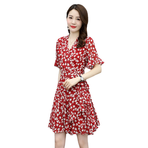2025夏季新款简约时尚气质V领不规则热裙摆设计修身连衣裙，女装连衣裙，自然秀图片