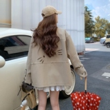 卡其色韩版松弛感复古工装风衣女秋季2025新款中长款卡通印花外套，女装风衣，2C135