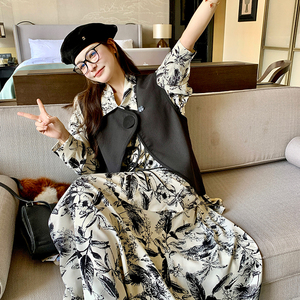 超火新中式穿搭碎花套装裙女春秋2025新款设计感马甲半身裙三件套图片