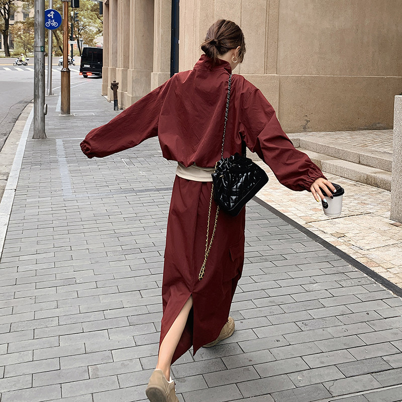 甜酷系红冲锋衣套装裙女初秋2025新款今年流行半身裙两件套,女装套装/套裙,2C206