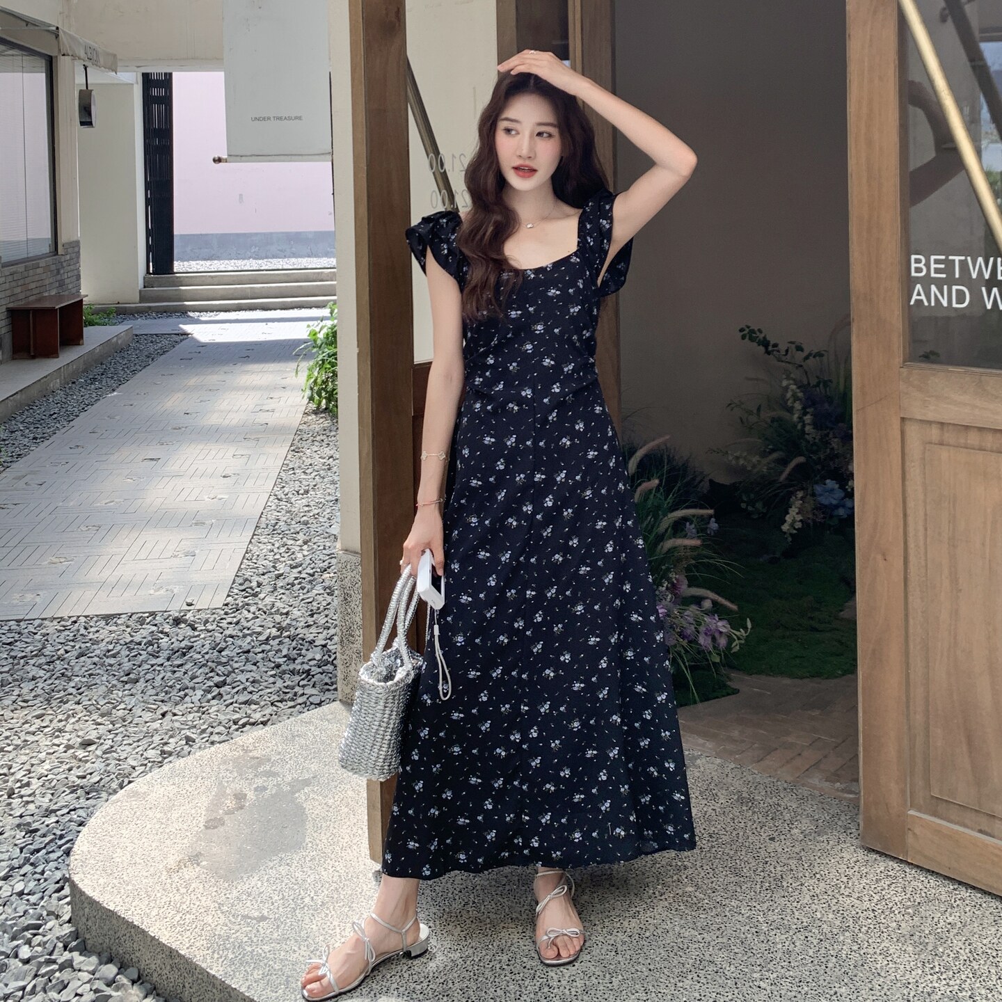 小飞袖露背黑色碎花连衣裙女夏2025新款法式轻熟风御姐流行小众,女装连衣裙,2C212