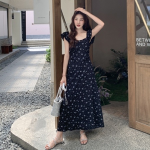 小飞袖露背黑色碎花连衣裙女夏2025新款法式轻熟风御姐流行小众图片