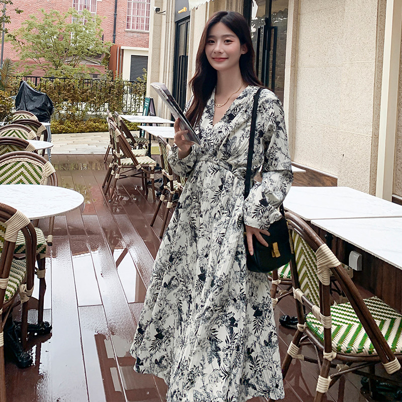 法式复古印花V领连衣裙女2025年春季新款气质女神范收腰显瘦长裙,女装连衣裙,2C085