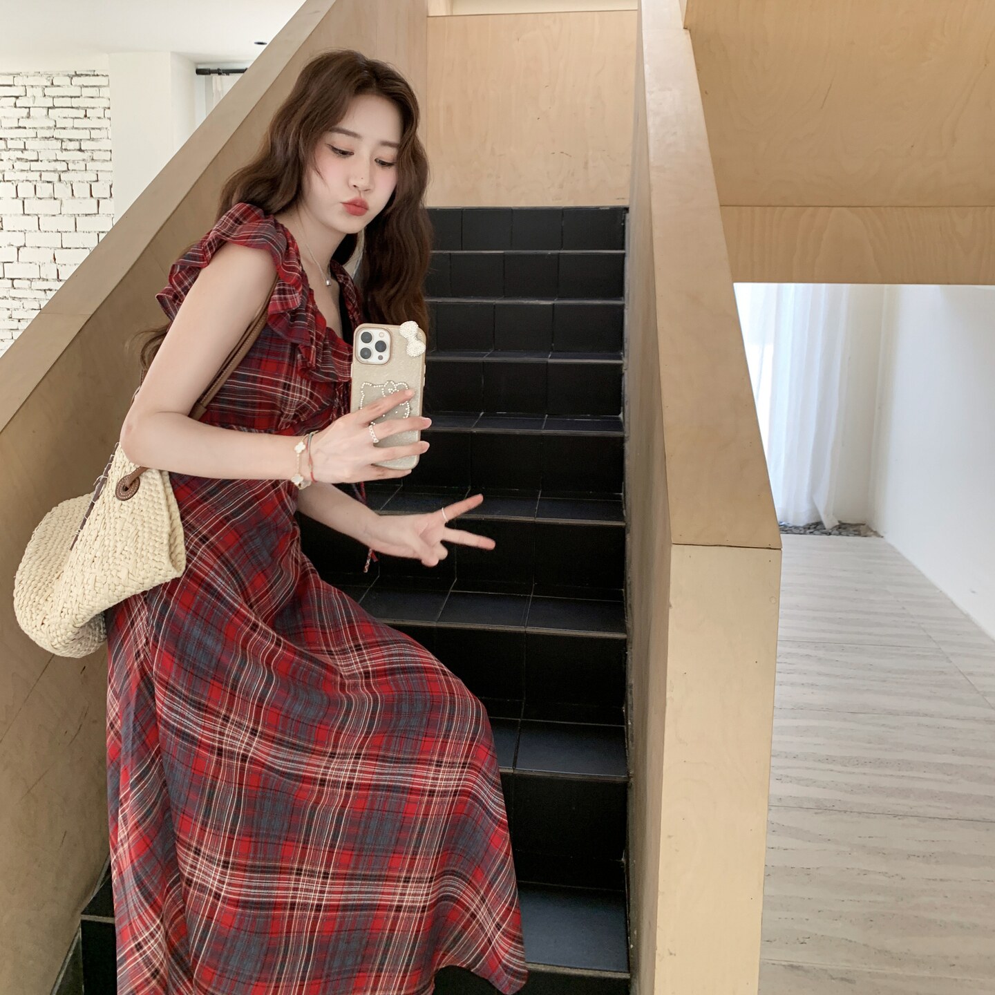 荷叶边V领撞色格子短袖连衣裙女2025年夏季新款收腰显瘦减龄长裙图片