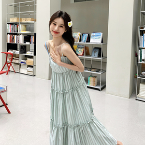 条纹吊带连衣裙女2025夏季新款法式气质温柔风高腰显瘦海边度假裙图片