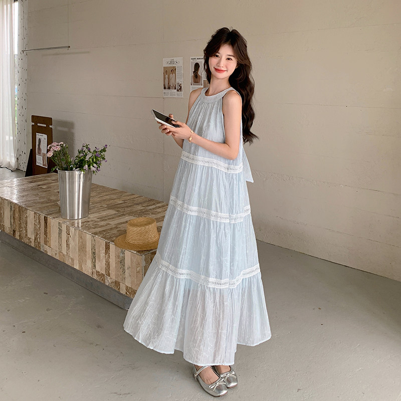 甜美蓝色挂脖无袖露肩吊带连衣裙女夏2025新款减龄长裙少女风穿搭图片