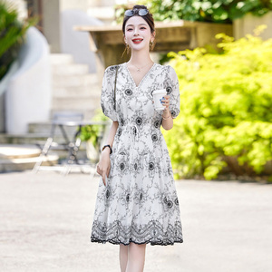 2025年夏季V领优雅绣花女装女士精品串珠装饰连衣裙图片
