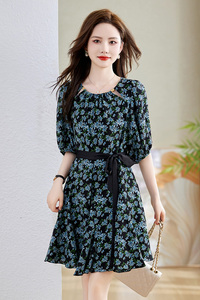 欧货度假风连衣裙2025夏季新款泡泡袖收腰碎花法式a字裙宽松显瘦图片