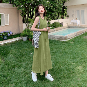 森系牛油果绿色无袖背心连衣裙女夏2025新款收腰休闲流苏气质长裙图片