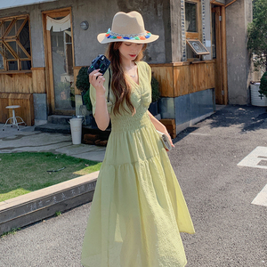 法式方领泡泡袖绿色天丝连衣裙女2025夏季新款温柔风甜美仙女裙子图片