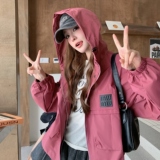 粉色短款户外连帽冲锋衣外套女春秋2025超火好看高级小众夹克上衣，女装短外套，2C233
